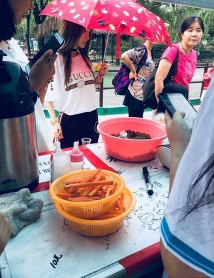 李小璐带甜馨逛公园，网友：还好意思出来蹦哒