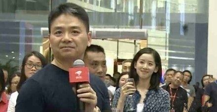 章泽天崇拜脸再现，网友：有点相信他们是真爱了