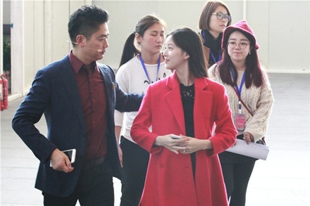 章泽天崇拜脸再现，网友：有点相信他们是真爱了