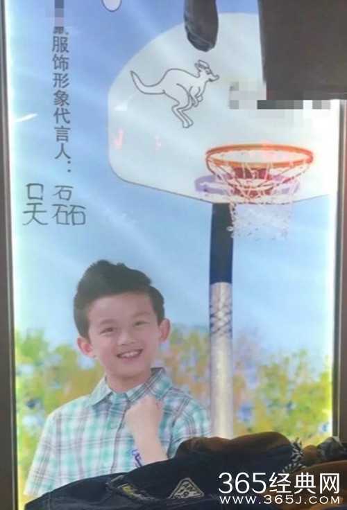 吴磊童年旧照曝光，是枚小潮男