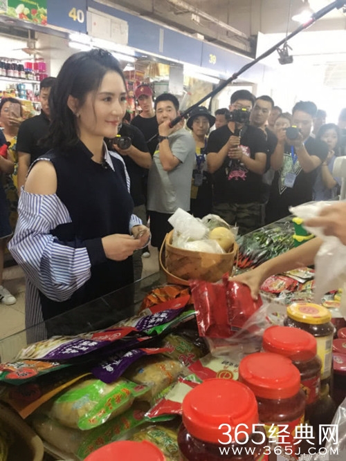 谢娜买菜引围观，呼吁大家不要拥挤