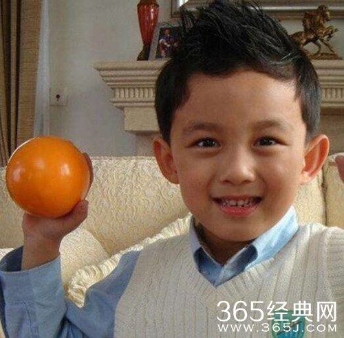 吴磊童年旧照曝光，是枚小潮男
