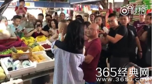 谢娜买菜引围观，呼吁大家不要拥挤