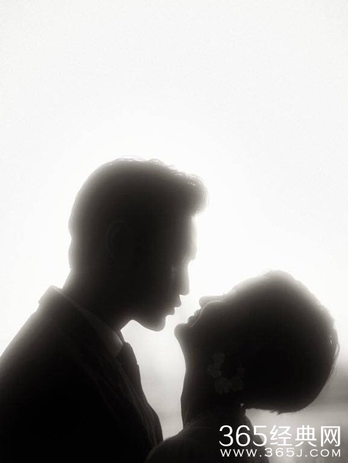 袁弘张歆艺结婚两周年，相拥剪影甜蜜爆表