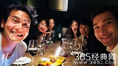 崔始源晒与彭于晏合照，感谢其一直以来的支持和鼓励