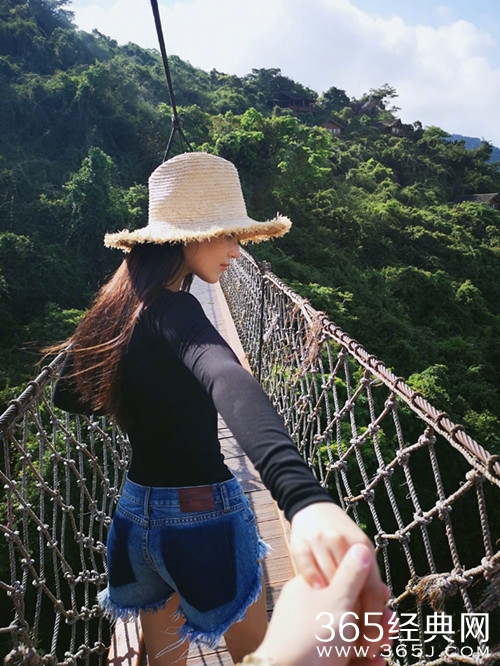 张馨予晒男友视觉牵手照，疑似新恋情