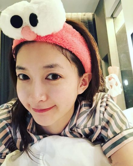 江疏影面膜敷脚，网友：不是敷手吗？