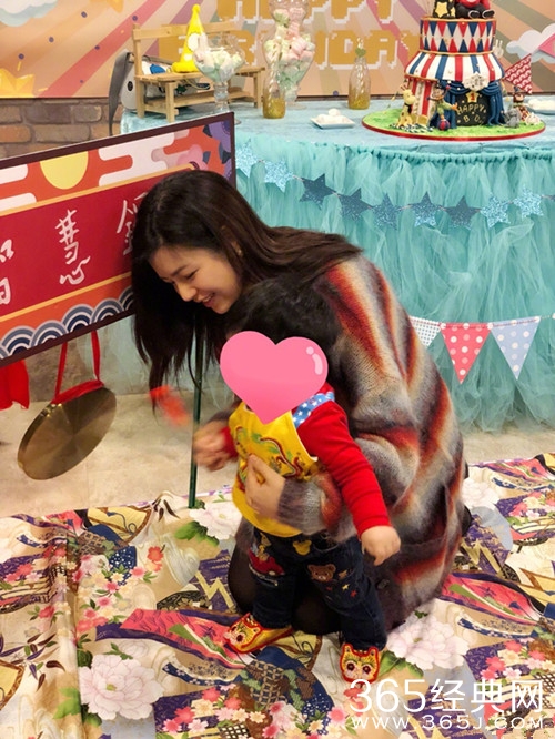 陈乔恩为陈妍希庆生，小星星正面照罕见曝光