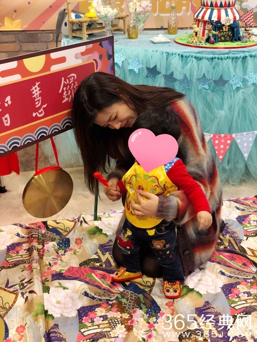 陈乔恩为陈妍希庆生，小星星正面照罕见曝光