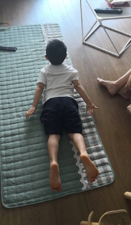 Jasper练瑜伽，萌翻众人