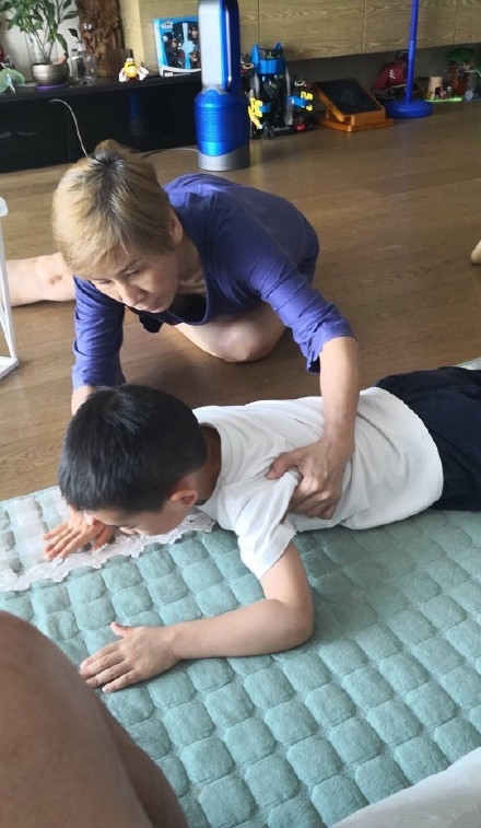 Jasper练瑜伽，萌翻众人