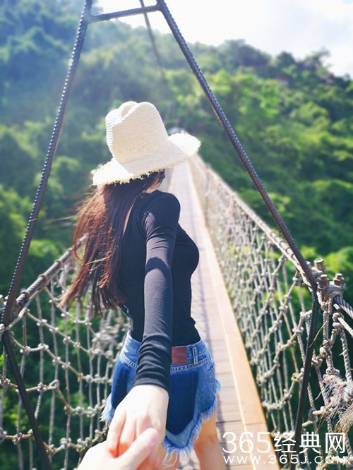 张馨予晒男友视觉牵手照，疑似新恋情