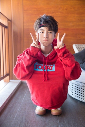 王俊凯模仿童年照，real搞怪