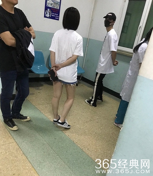 张艺兴看病被偶遇，粉丝大呼心疼