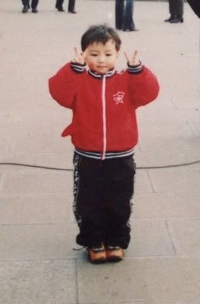 王俊凯模仿童年照，real搞怪