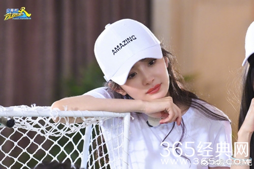 奔跑吧2第8期节目杨幂踢足球怎么样 球技如何