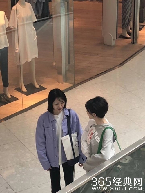 偶遇郑爽在拍新戏，一直在与工作人员交谈