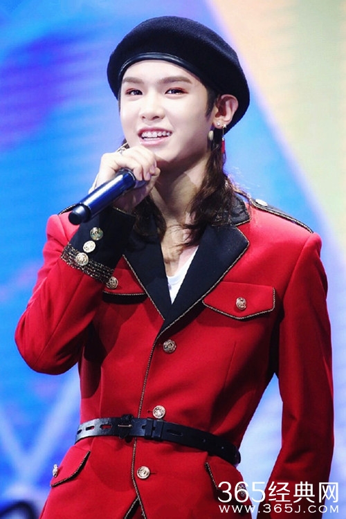 Justin长发贝雷帽，网友：更像杨丞琳了