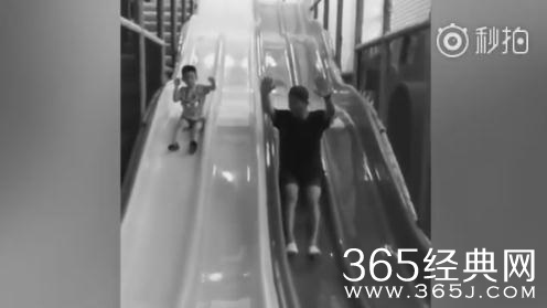 陈小春Jasper玩滑梯，网友：像看鬼故事一样