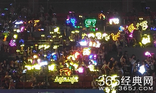 Justin长发贝雷帽，网友：更像杨丞琳了