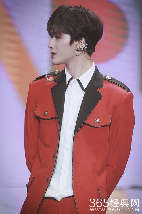 Justin长发贝雷帽，网友：更像杨丞琳了