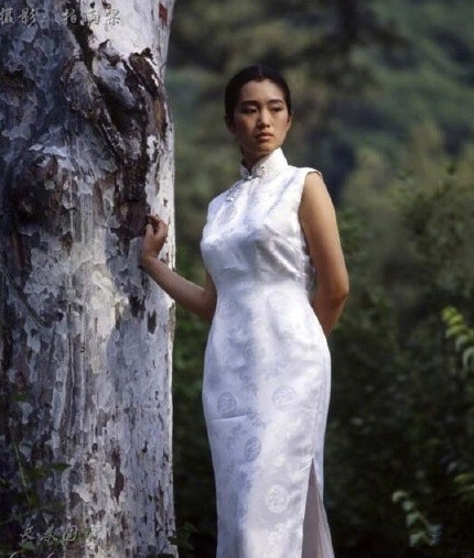 巩俐30年前旧照曝光，依旧气质出众