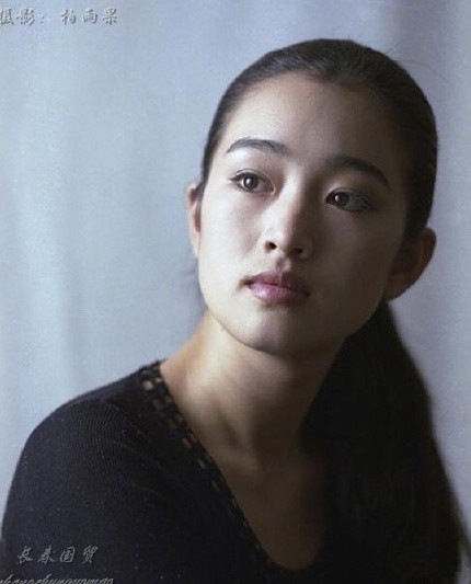 巩俐30年前旧照曝光，依旧气质出众