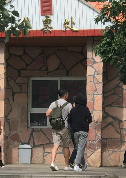 大S汪小菲甜蜜出游，大S的穿着成亮点