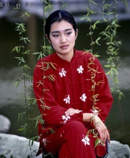 巩俐30年前旧照曝光，依旧气质出众