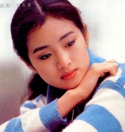 巩俐30年前旧照曝光，依旧气质出众