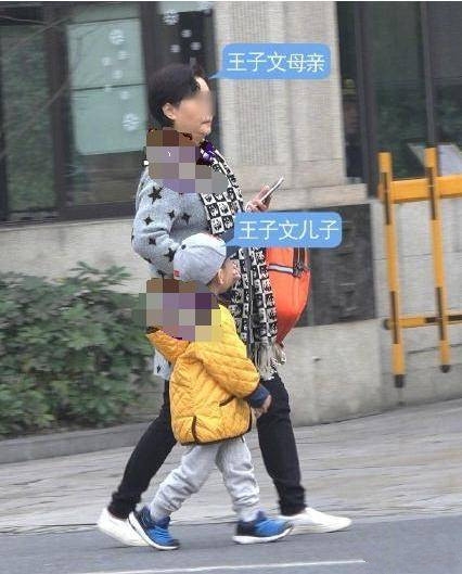 王子文六一带小孩海边游玩，关系十分亲昵