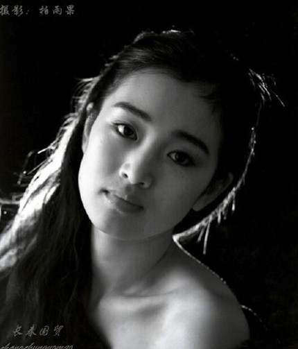 巩俐30年前旧照曝光，依旧气质出众