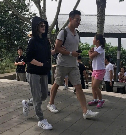 大S汪小菲甜蜜出游，大S的穿着成亮点