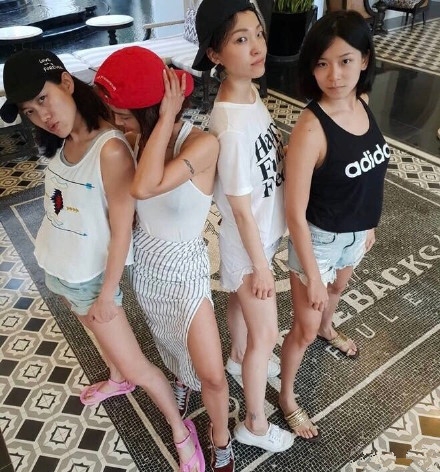 蔡依林晒与家人合照变黑美人，网友直呼认不出