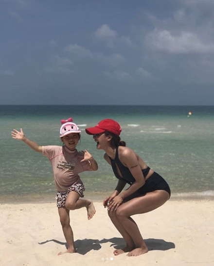 蔡依林晒与家人合照变黑美人，网友直呼认不出