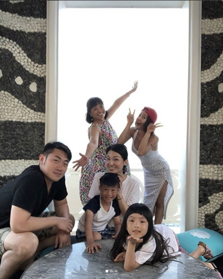 蔡依林晒与家人合照变黑美人，网友直呼认不出