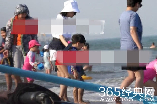 王子文六一带小孩海边游玩，关系十分亲昵