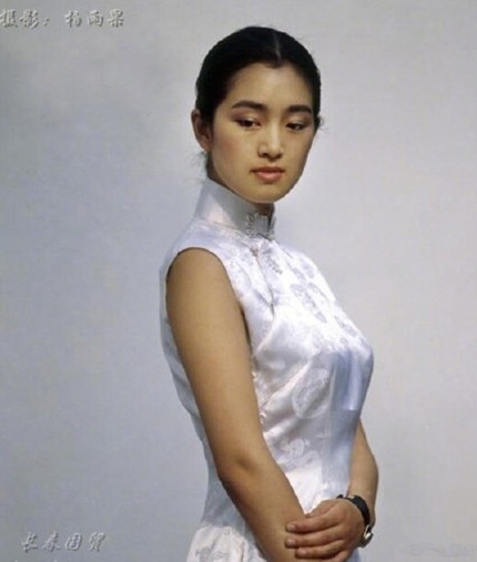 巩俐30年前旧照曝光，依旧气质出众