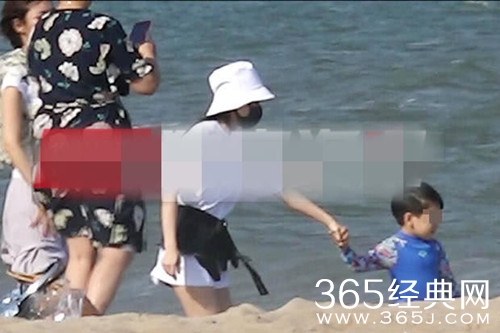 王子文六一带小孩海边游玩，关系十分亲昵