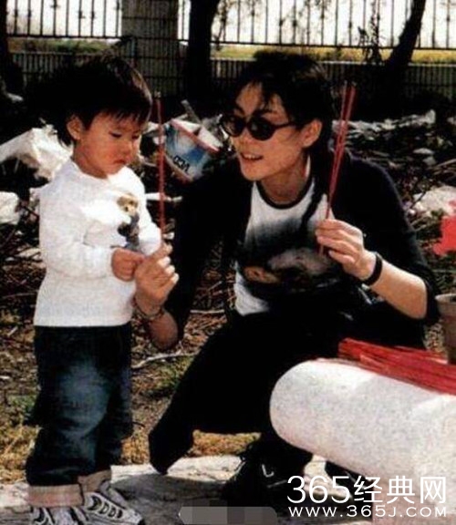 窦靖童童年照曝光，依旧很酷