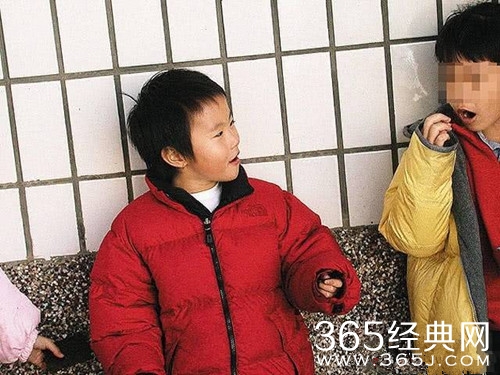 窦靖童童年照曝光，依旧很酷