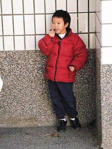 窦靖童童年照曝光，依旧很酷