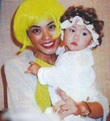 窦靖童童年照曝光，依旧很酷