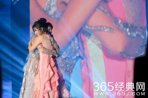 谢娜晒与陈乔恩牵手照，惹人羡慕