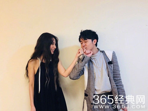 吴青峰亲吻田馥甄手指，网友：太甜啦