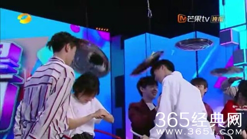 【综艺甜饼】第141期：蔡徐坤帮谢娜挡锅，王子异陈立农的做法令人心寒