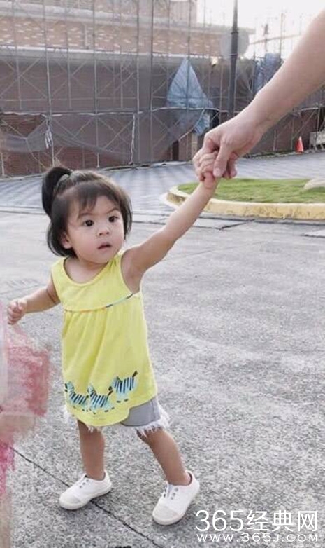 偶遇贾静雯一家，姐妹俩又萌又可爱