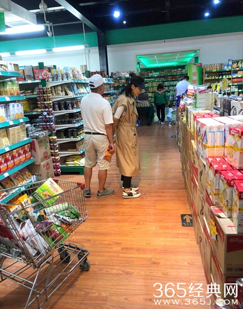 偶遇刘涛王珂逛超市，全程牵手超甜蜜