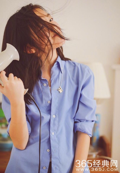 王菲近照曝光，其项链超吸睛，竟出自女儿李嫣之手