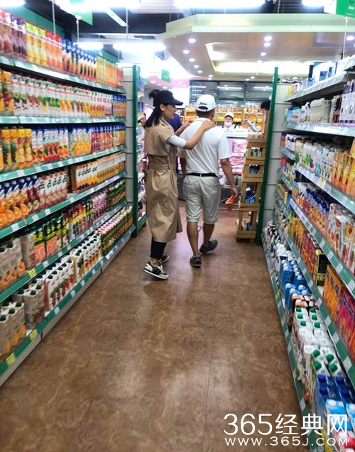 偶遇刘涛王珂逛超市，全程牵手超甜蜜